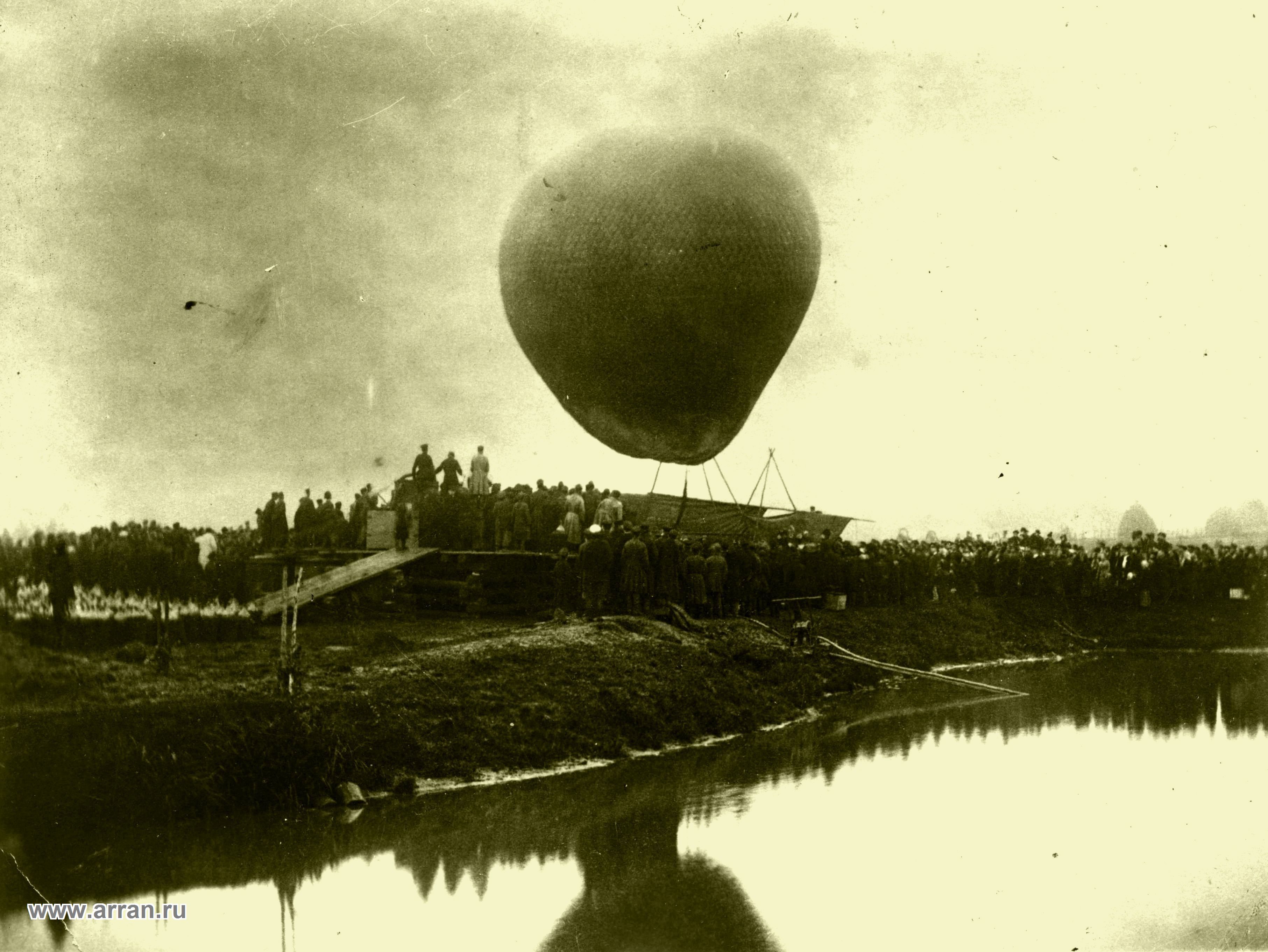 Менделеев на шаре. Полет Менделеева на воздушном шаре 1887. Менделеев воздушный шар Клин. Полет Менделеева на воздушном шаре 1887 фото.